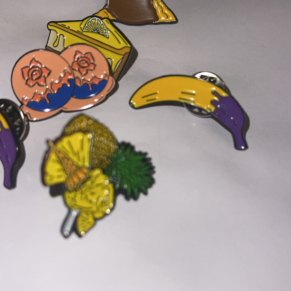 Random pins - Picture 5 of 5
